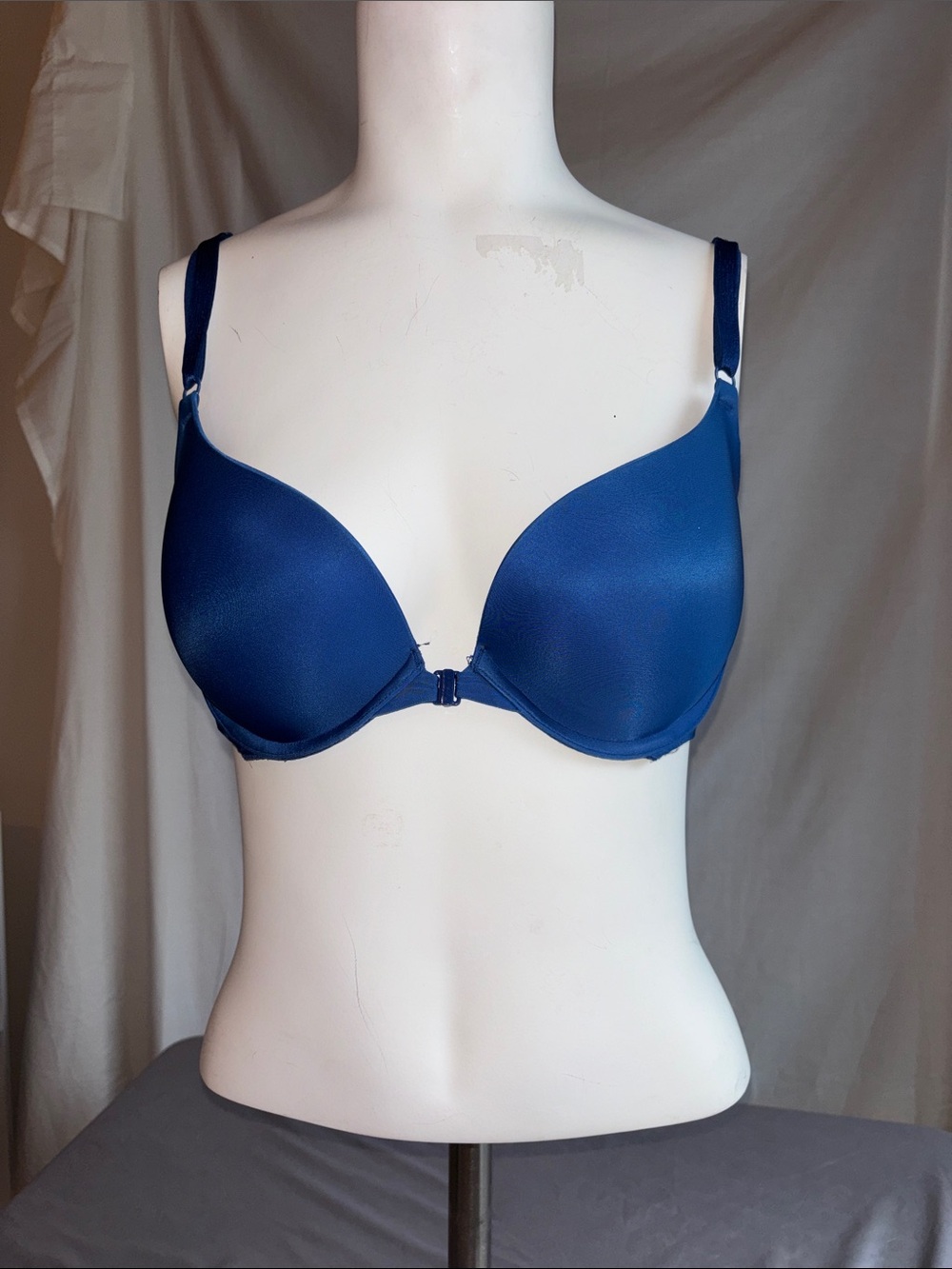 Victoria’s Secret- Front-Closure Smooth Plunge Bra in Navy
